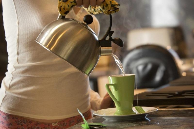 Loirinha delicia peladinha na cozinha bem sensual e safada