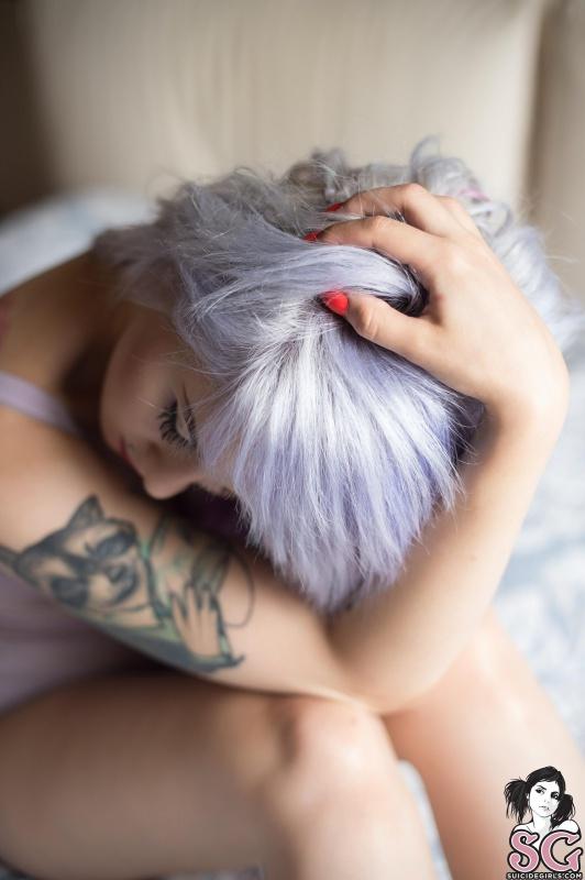 Loirinha gostosa tatuada pelada