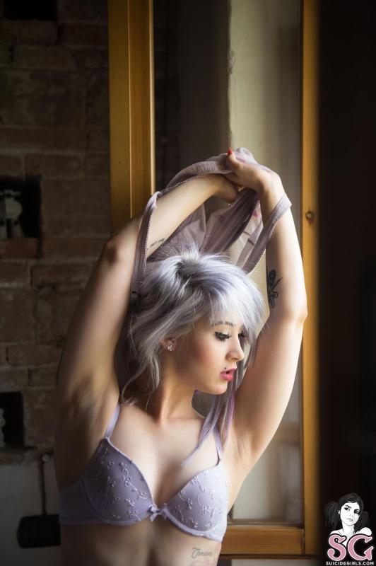 Loirinha gostosa tatuada pelada