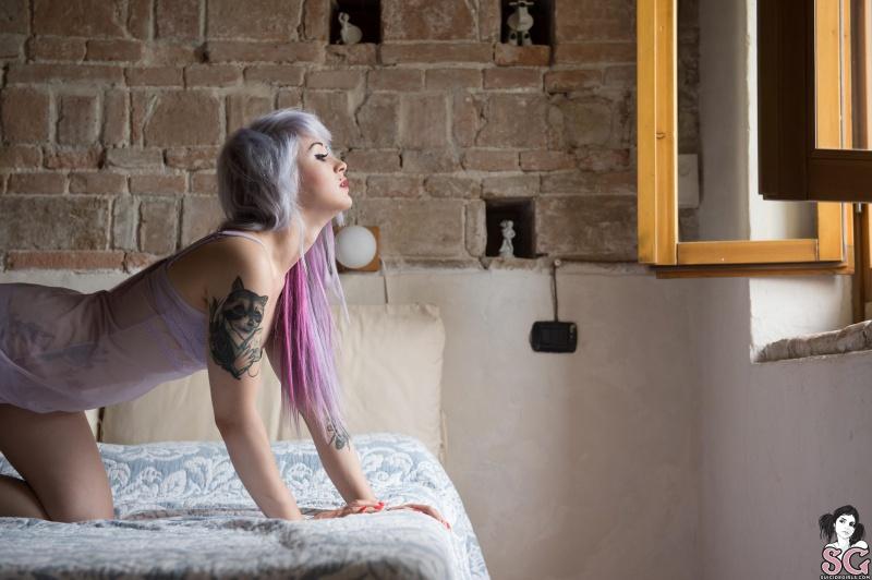 Loirinha gostosa tatuada pelada