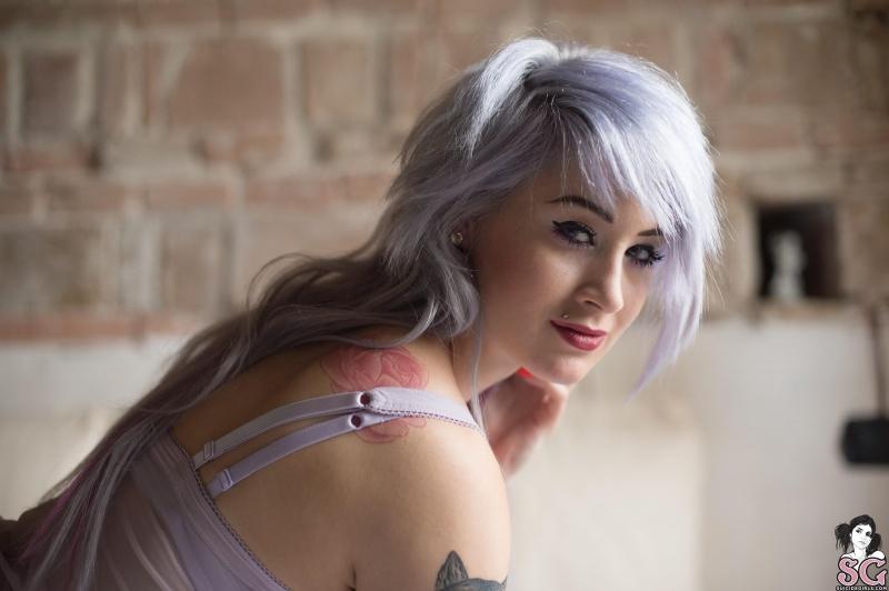 Loirinha gostosa tatuada pelada