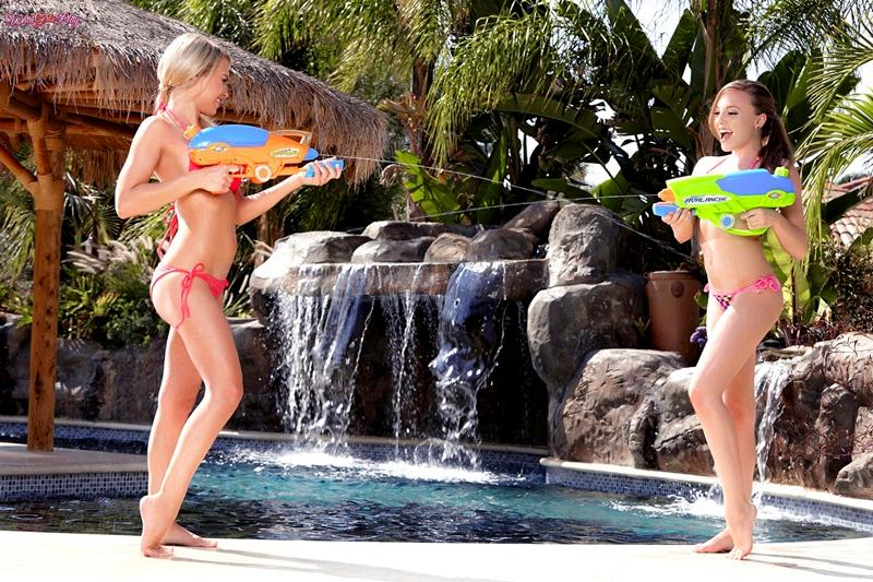 Verão com safadas se pegando na piscina com tesão 