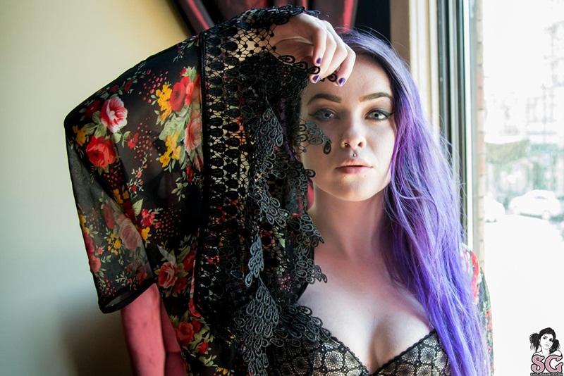 Aurralee Suicide Girls morena tatuada nerd gostosa pelada