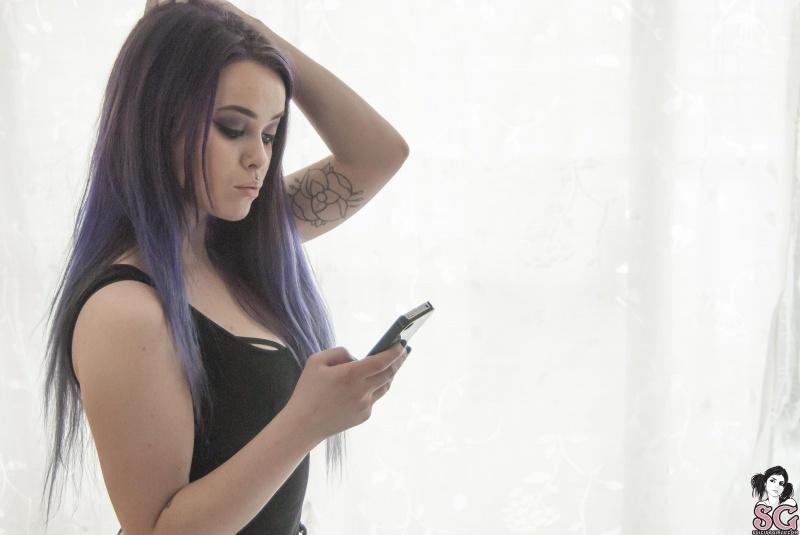 Aurralee Suicide Girls morena tatuada nerd gostosa pelada sem roupa 