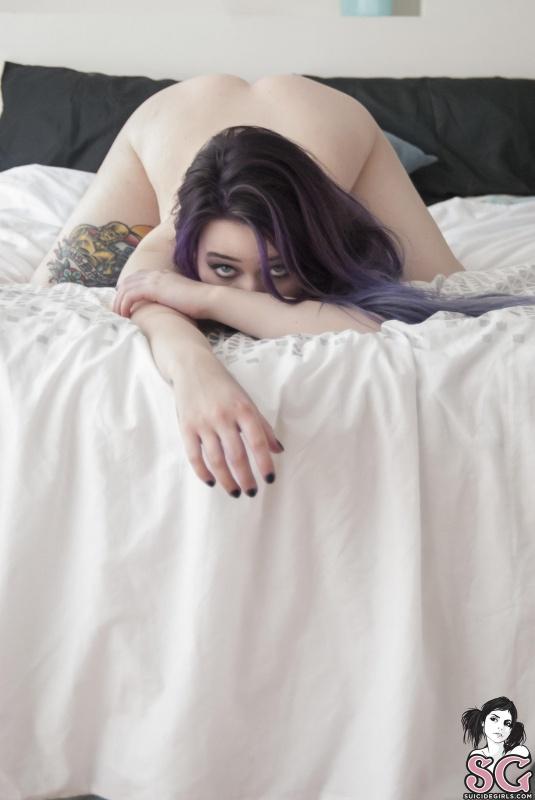 Morena tatuada nerd gostosa pelada sem roupa 