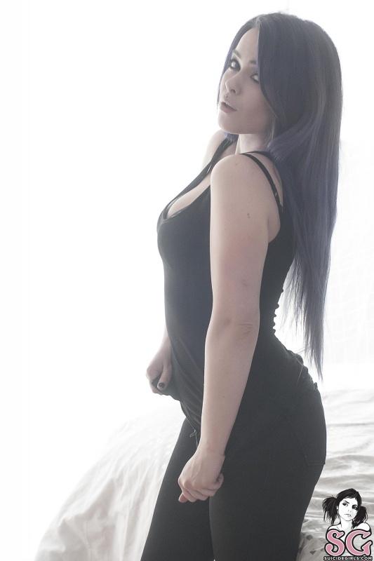 Morena tatuada nerd gostosa pelada sem roupa 