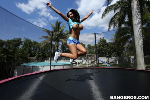 Morena peituda nua pulando cama elástica