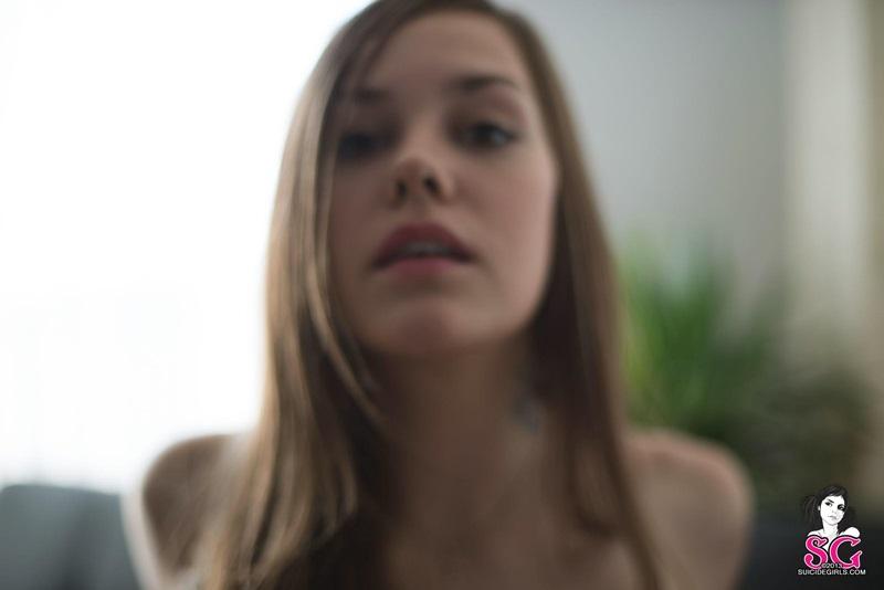 Moreninha tatuada rockeira pelada gostosa