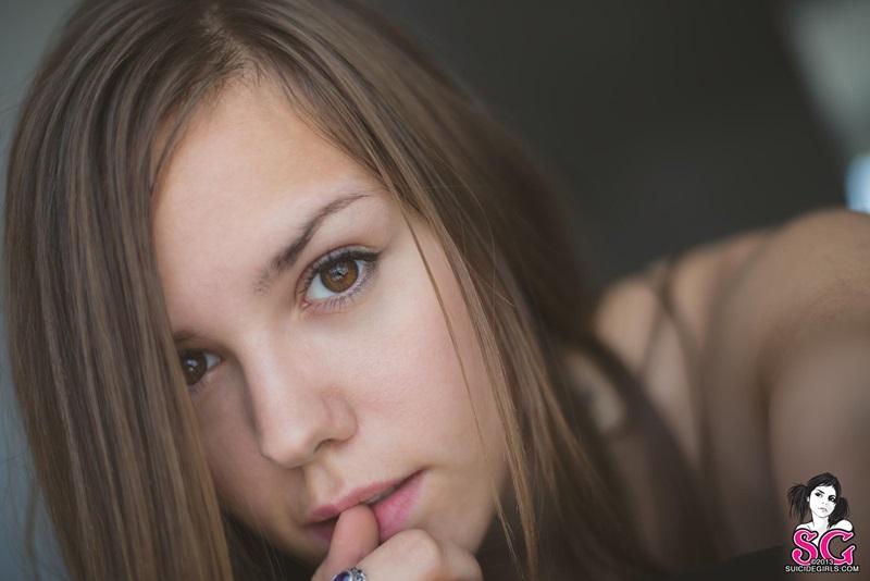 Moreninha tatuada rockeira pelada gostosa