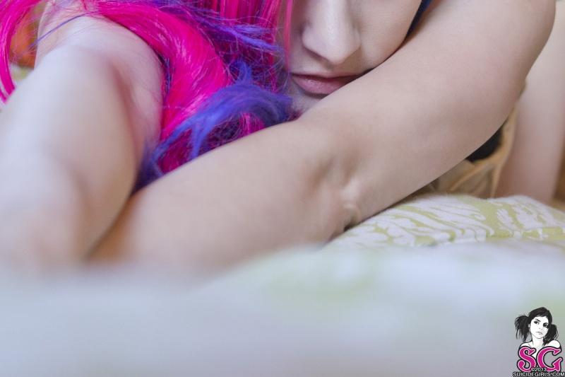 Tatuada peituda com bundona gostosa e buceta depilada