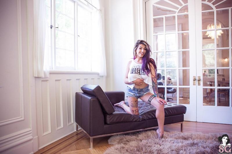 Azalea Suicide Girls ruivinha linda tatuada com seios perfeitos muito sexy