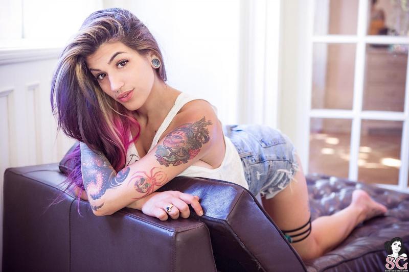 Ruivinha linda tatuada com seios perfeitos muito sexy