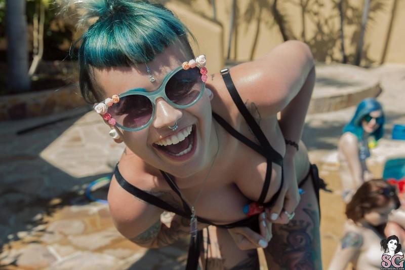 Várias gostoas tatuadas lindas peladinhas