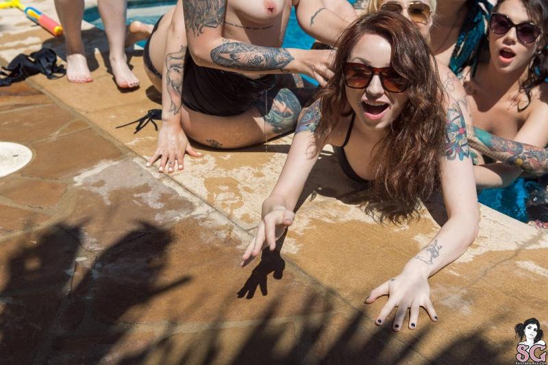 Várias gostoas tatuadas lindas peladinhas