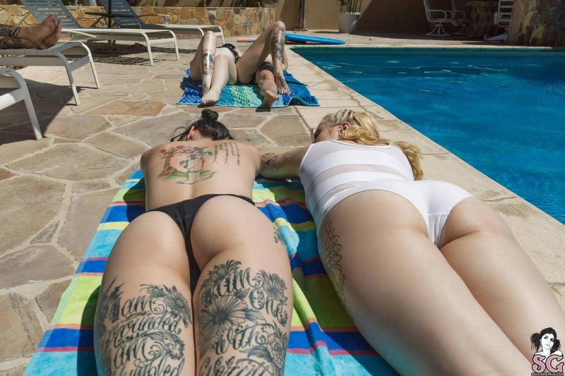 Várias gostoas tatuadas lindas peladinhas