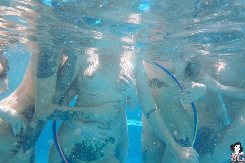 Várias gostoas tatuadas lindas peladinhas