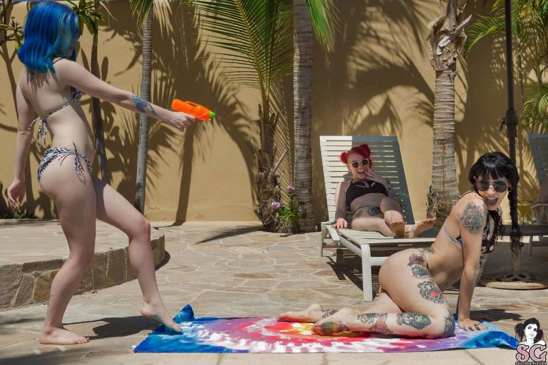 Várias gostoas tatuadas lindas peladinhas