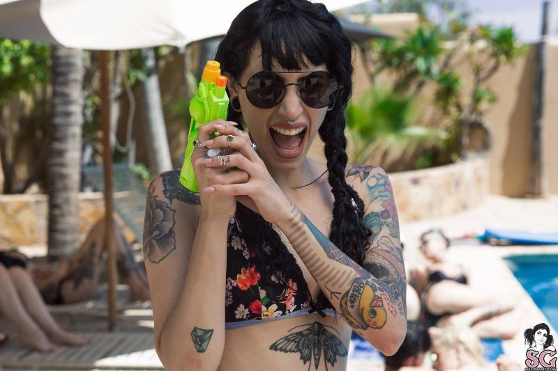 Várias gostoas tatuadas lindas peladinhas