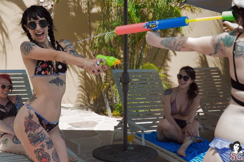 Várias gostoas tatuadas lindas peladinhas