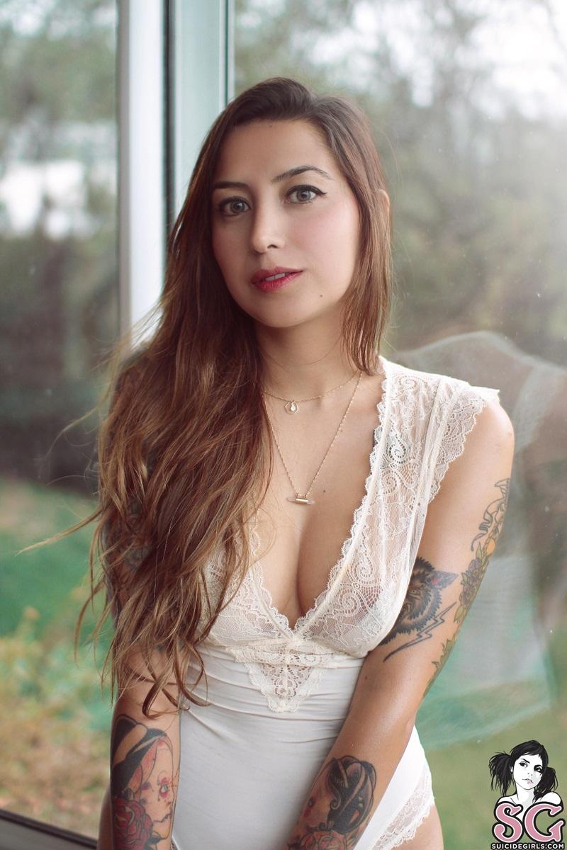 Morena gostosa delicia peladinha bem sensual e safada