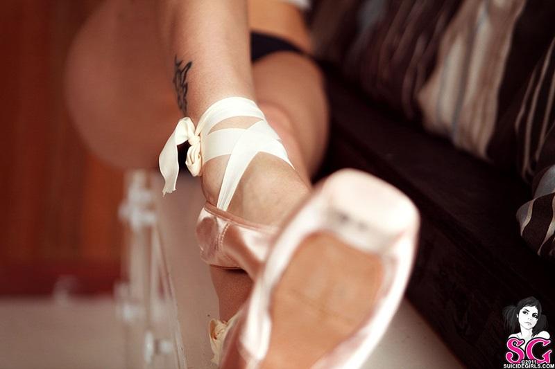 Morena tatuada bailarina pelada gostosa sem roupa