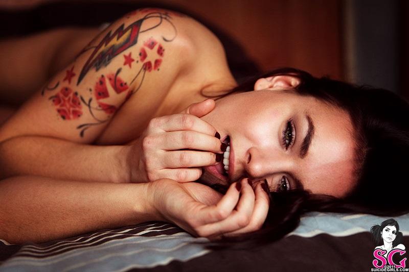 Morena tatuada bailarina pelada gostosa sem roupa