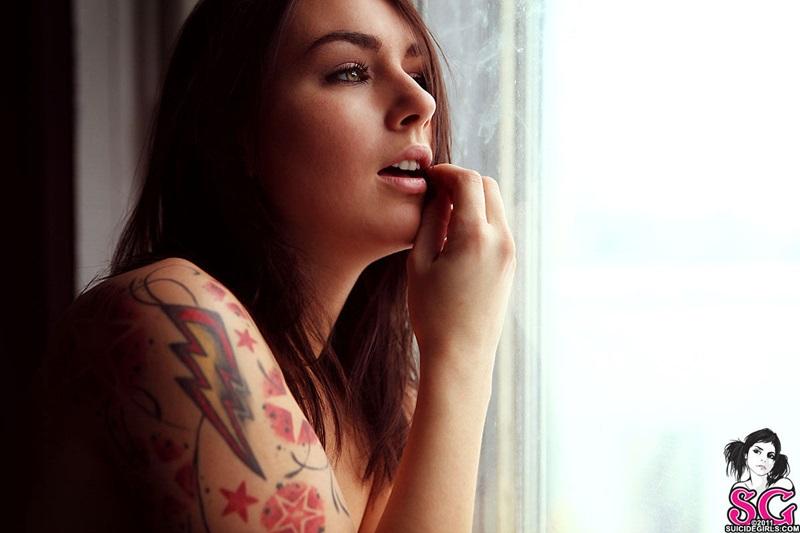 Morena tatuada bailarina pelada gostosa sem roupa