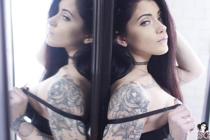 Moreninha gostosa e sensual tomando banho