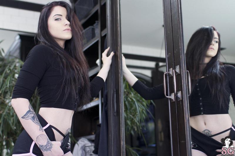 Moreninha gostosa e sensual tomando banho