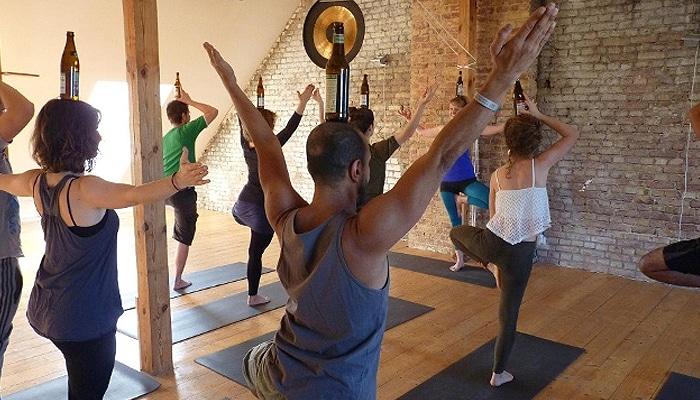 Conheça a Beer Yoga, o exercício que você faz bebendo cerveja