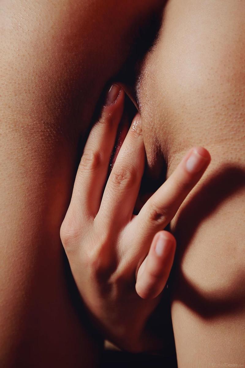 Ninfetinha gostosa e muito sensual peladinha se masturbando