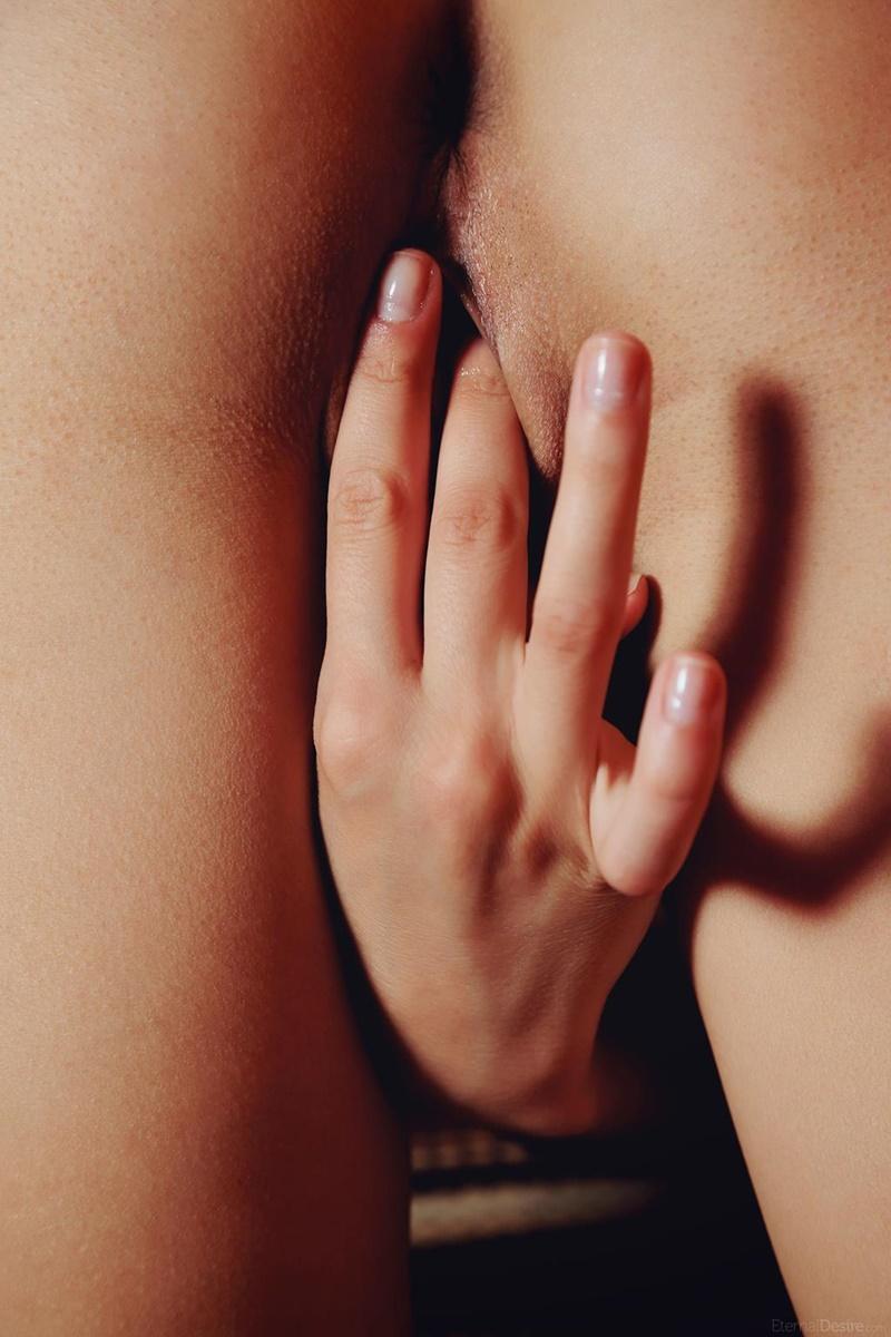 Ninfetinha gostosa e muito sensual peladinha se masturbando