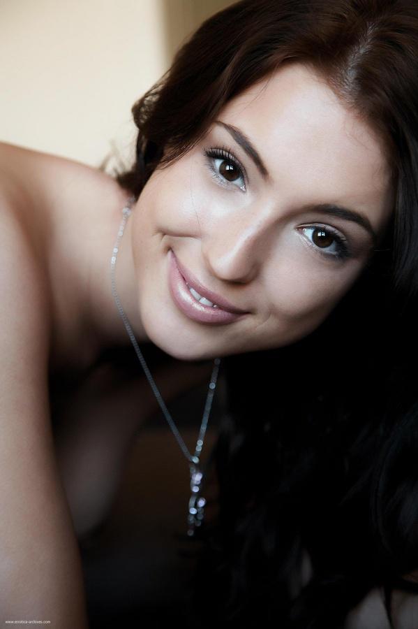 Morena linda dos peitões perfeitos peladinha