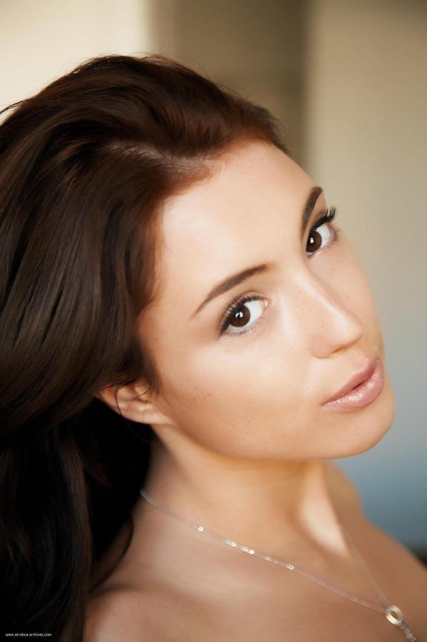 Morena linda dos peitões perfeitos peladinha