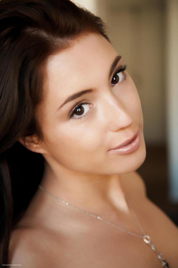 Morena linda dos peitões perfeitos peladinha