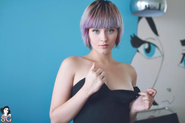 Bludegar Suicide Girls uma mulher gostosa com um corpo maravilhoso