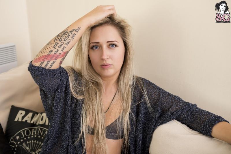 Blue Moon Suicide Girls loiraça gostosa tatuada com buceta depilada linda