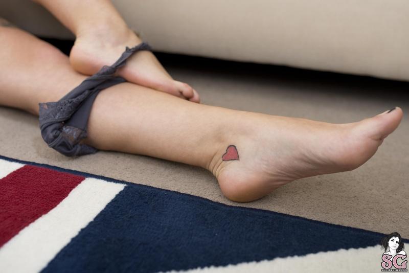 Loiraça gostosa tatuada com buceta depilada linda