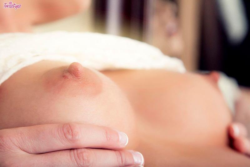 Loira linda e muito gostosa peladinha com os seios empinados