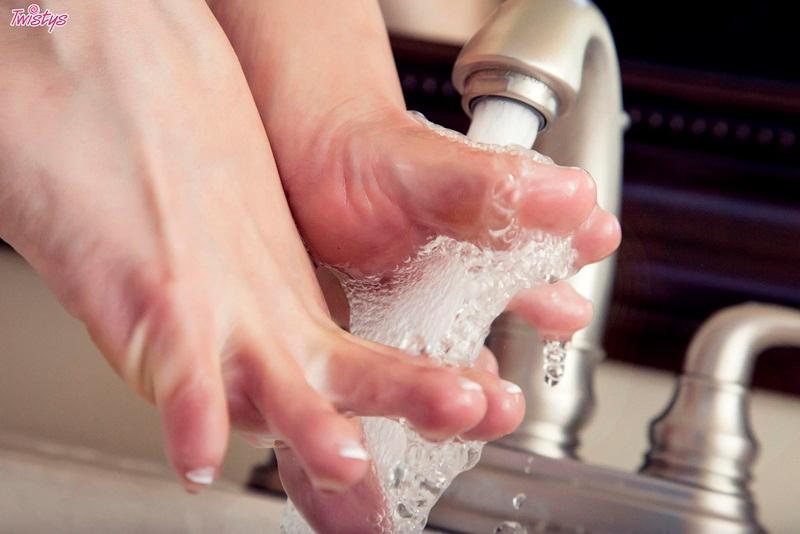 Loira linda e muito gostosa peladinha com os seios empinados