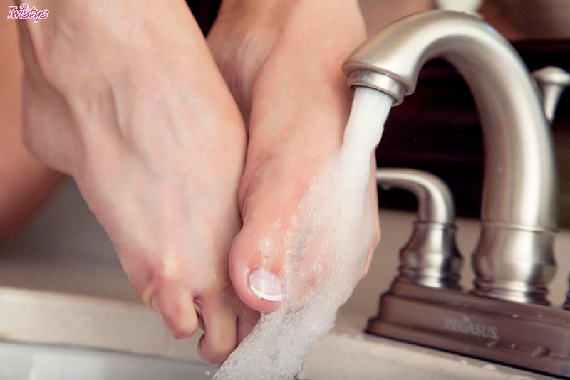 Loira linda e muito gostosa peladinha com os seios empinados