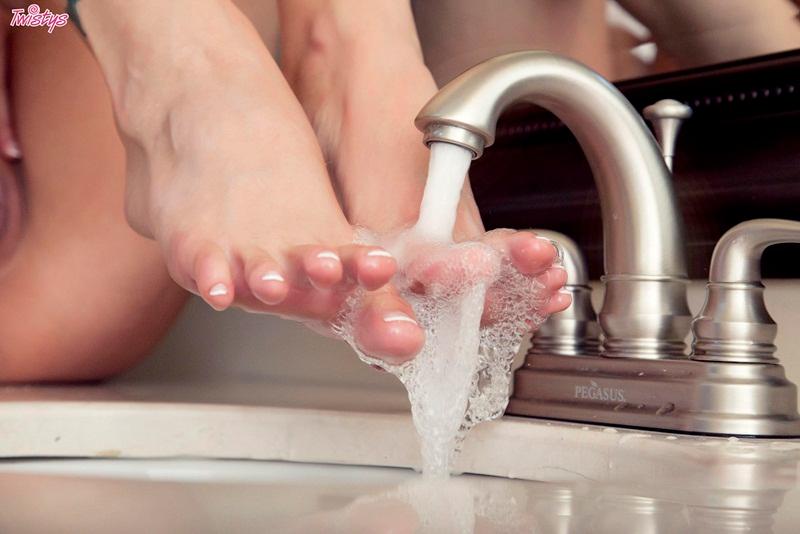 Loira linda e muito gostosa peladinha com os seios empinados