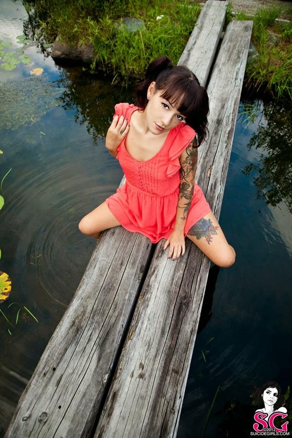 Brewin Suicide Girls morena oriental com bucetinha delícionsa