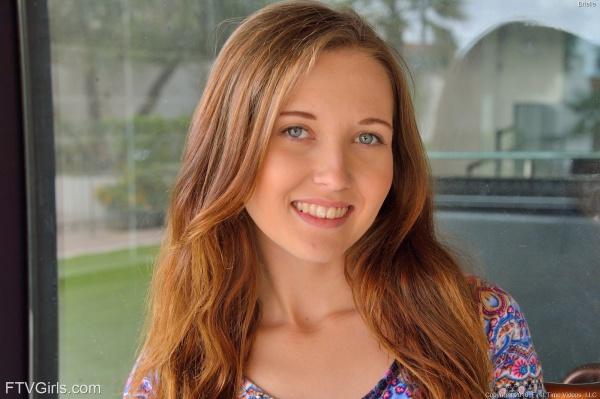 Gatinha muito gostosa com um belo corpinho sensacional.