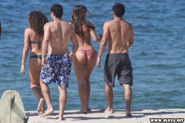 bruna marquezini na praia em familia de biquini 10