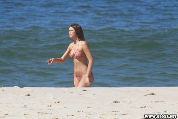 bruna marquezini na praia em familia de biquini 11