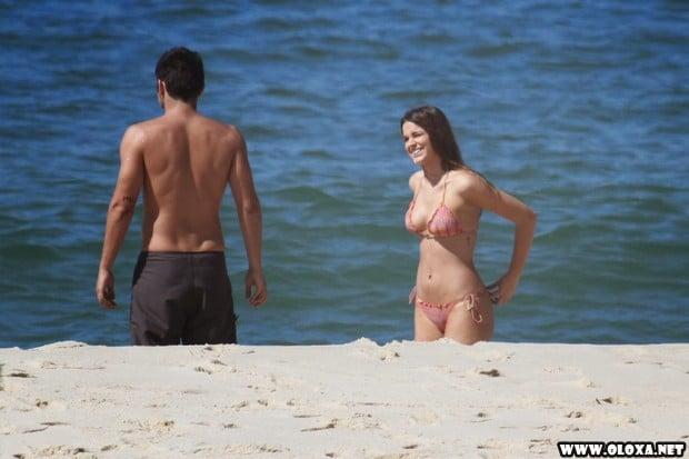 bruna marquezini na praia em familia de biquini 12