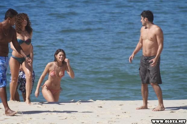 bruna marquezini na praia em familia de biquini 13