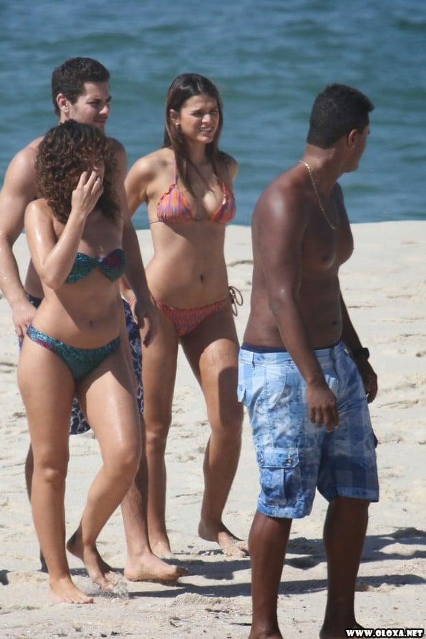 bruna marquezini na praia em familia de biquini 15