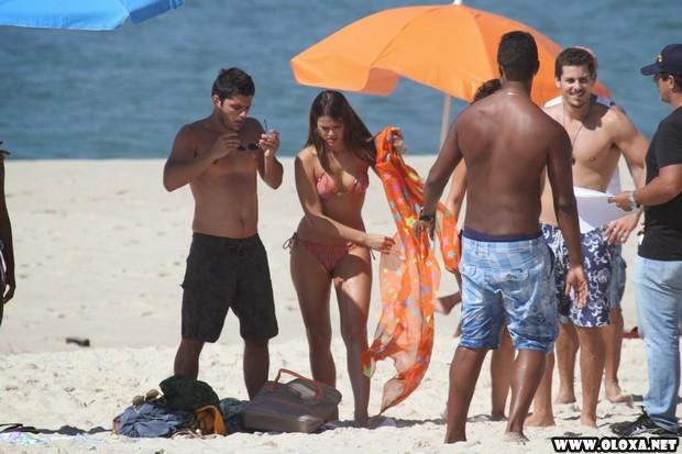 bruna marquezini na praia em familia de biquini 16